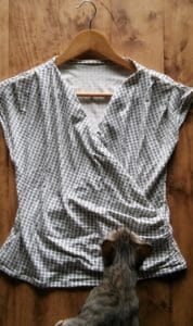 T-shirt blanc-gris avec chat