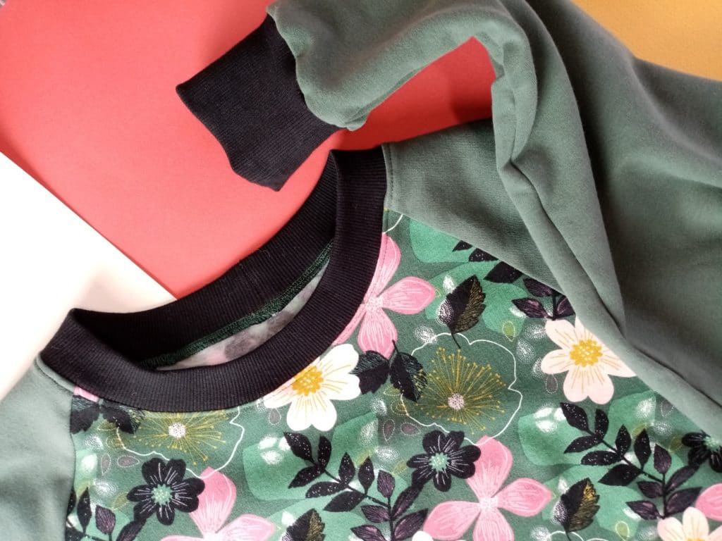 Sweat fleuri manche raglan