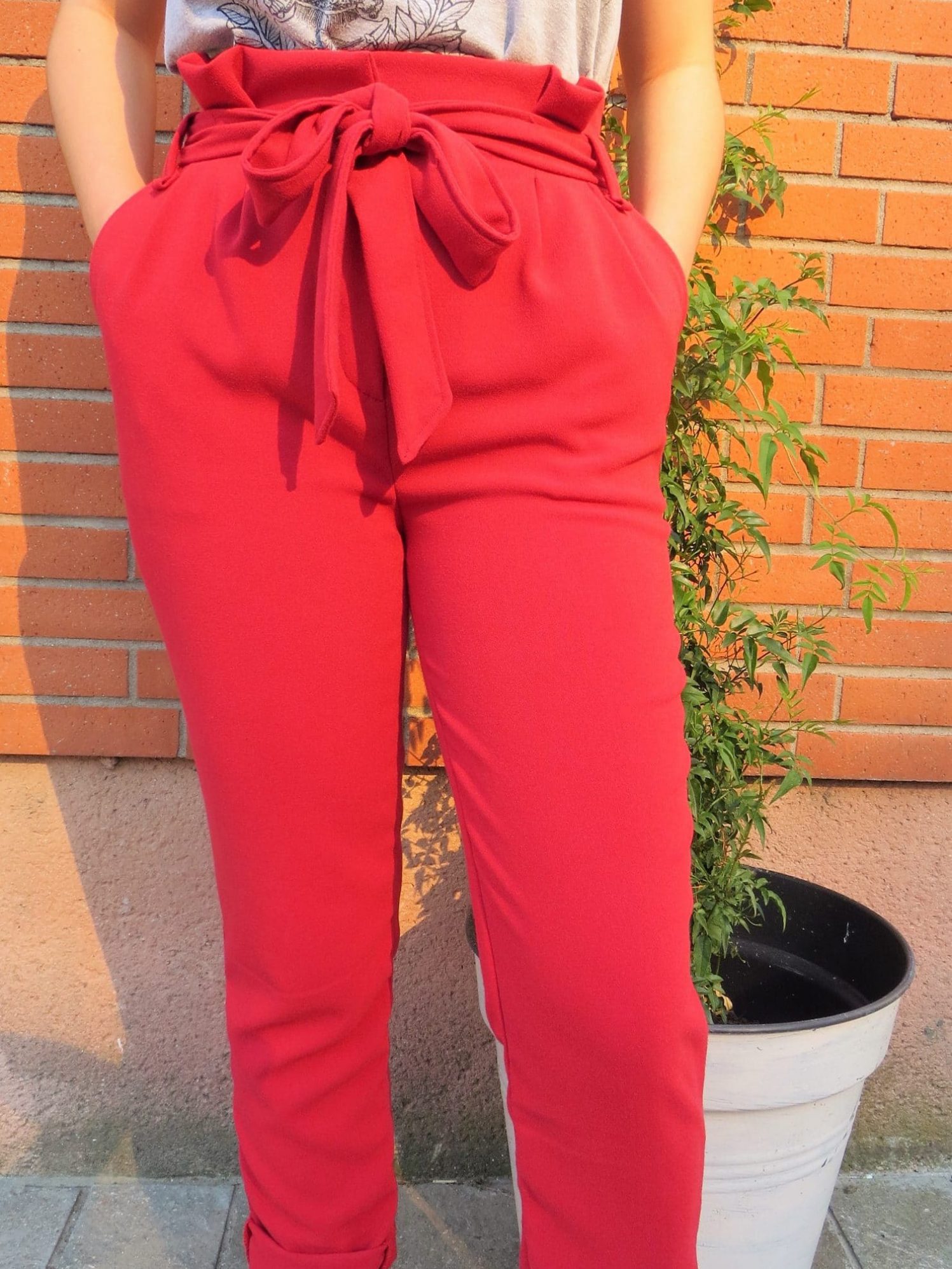 Un pantalon avec braguette et poche italienne, la version unie