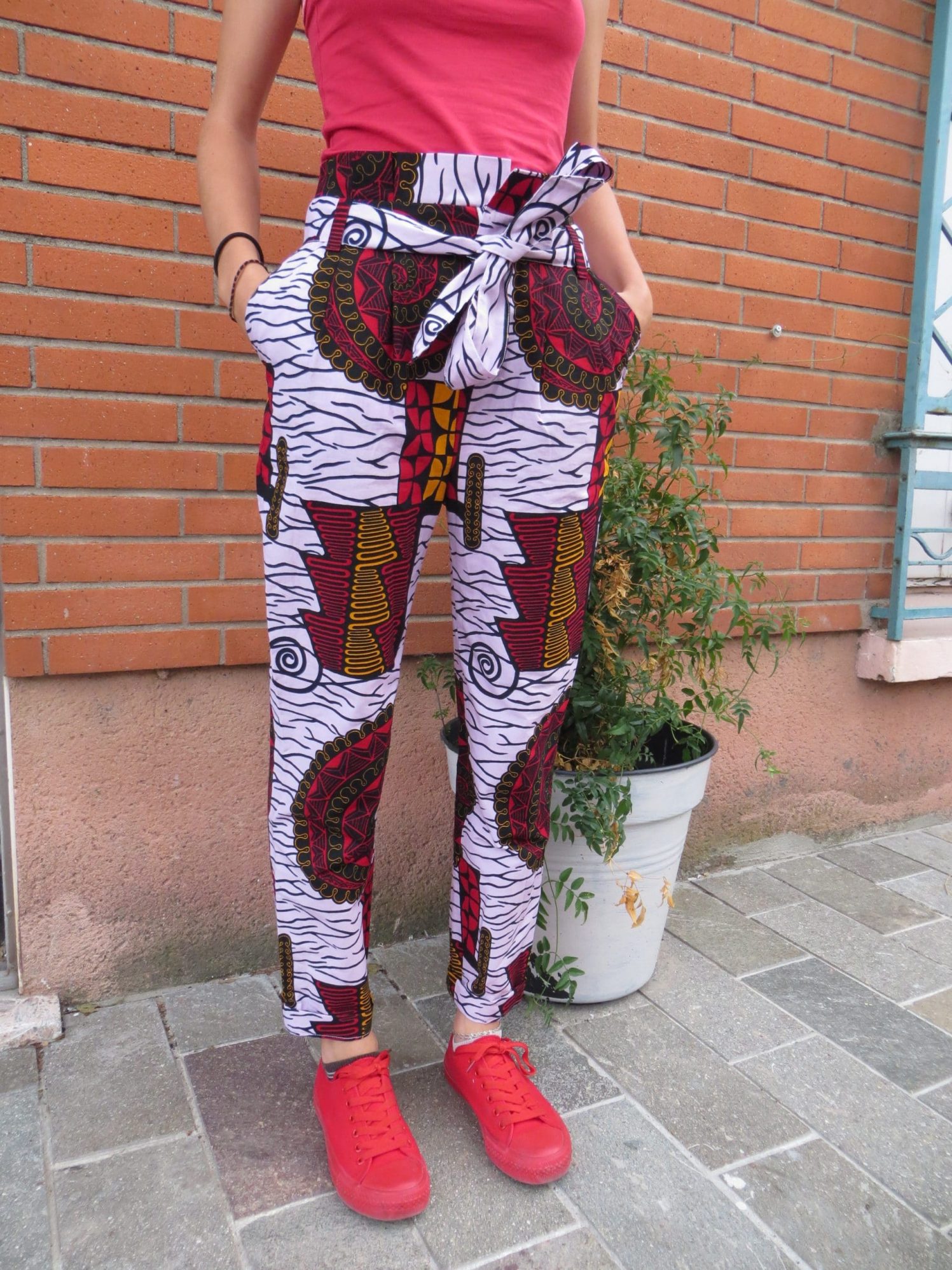 Un pantalon avec braguette et poche italienne, motif wax