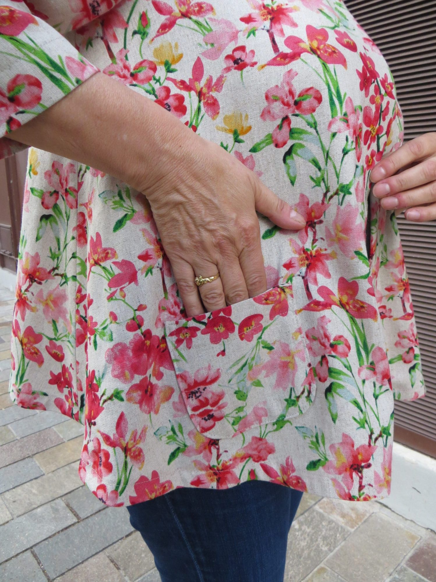 Une veste fleurie avec poche plaquée