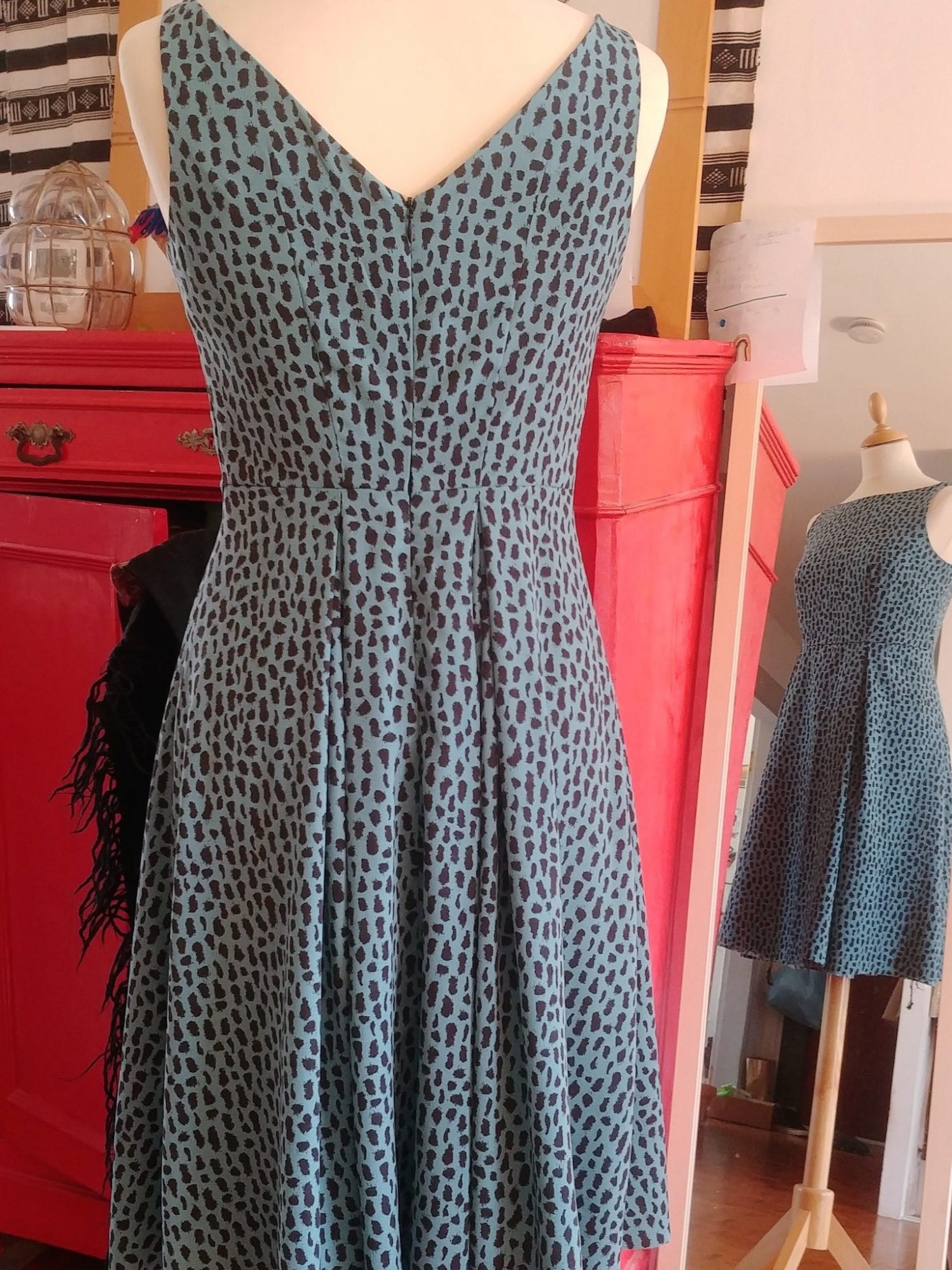 Robe encolure V tissu viscose imprimé léopard bleu