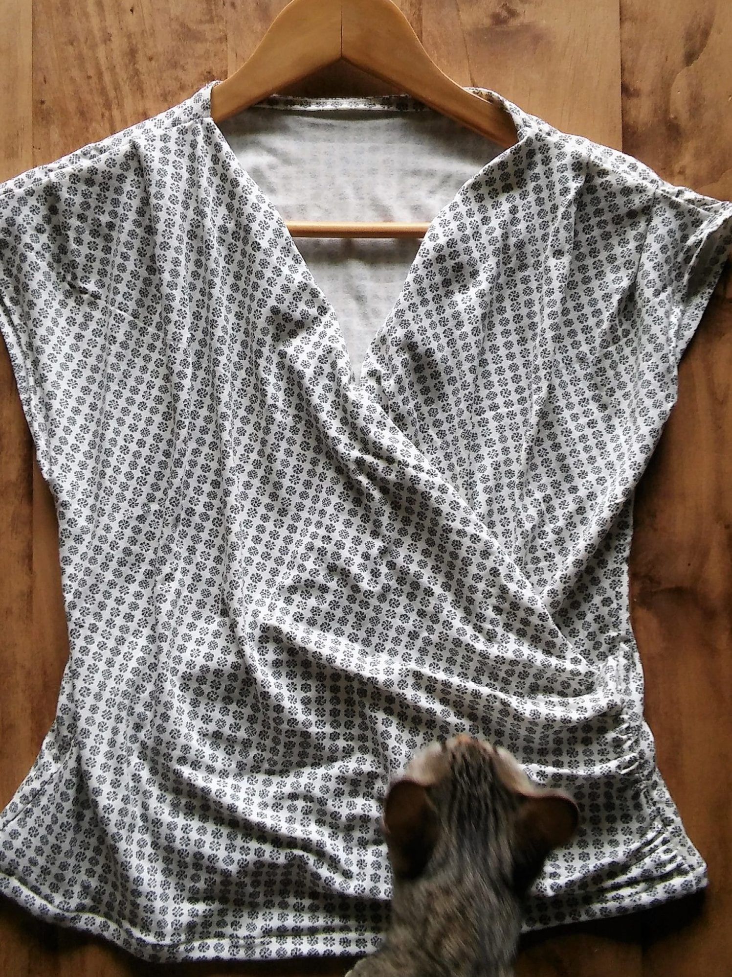 T-shirt blanc-gris avec chat