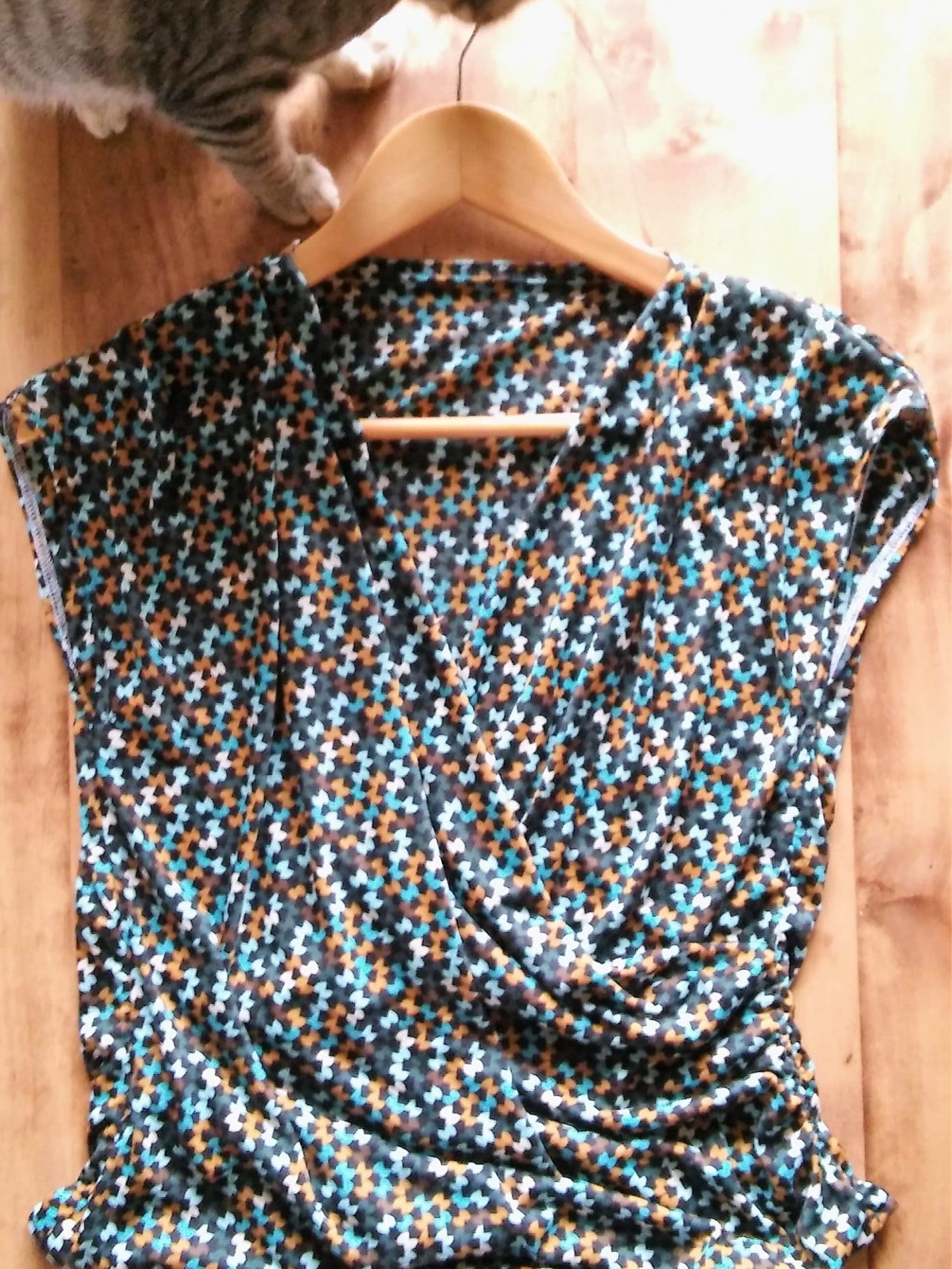T-shirt motif géométrique avec chat curieux
